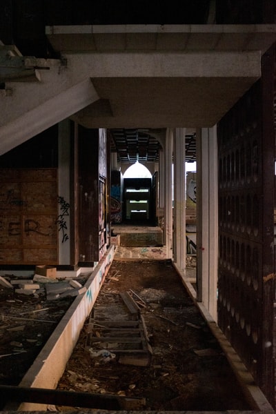 白色混凝土建筑附近的棕色木凳